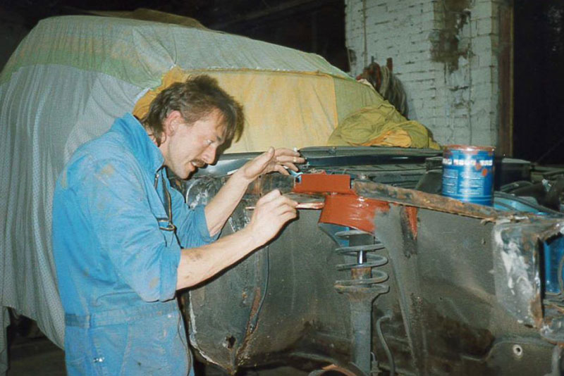 Michael Scharnberg bei der Restauration des Capris Michael Scharnberg bei der Restauration des Capris