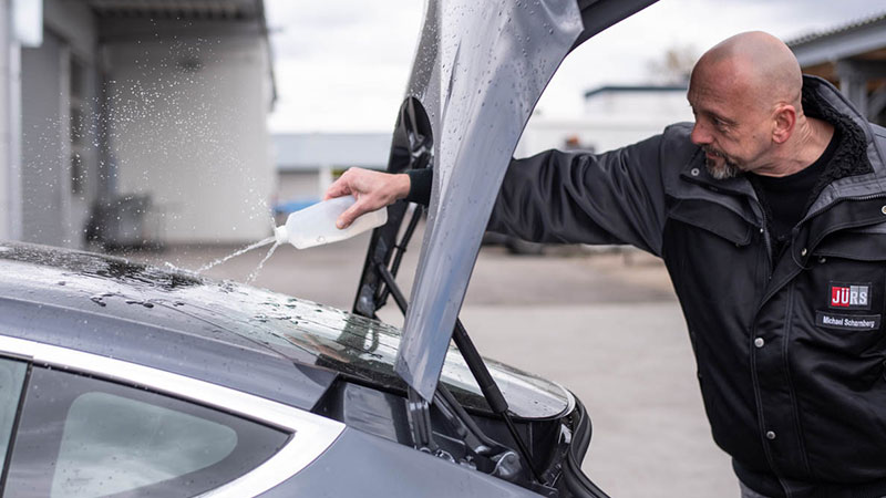 Tesla Model 3 – Wasser läuft über Heckscheibe in den Kofferraum Tesla Model 3 – Wasser läuft über Heckscheibe in den Kofferraum