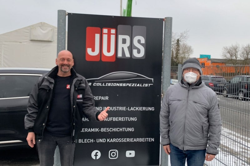 Herr Pleuss holt seinen Tesla Model 3 ab Herr Pleuss holt seinen Tesla Model 3 ab