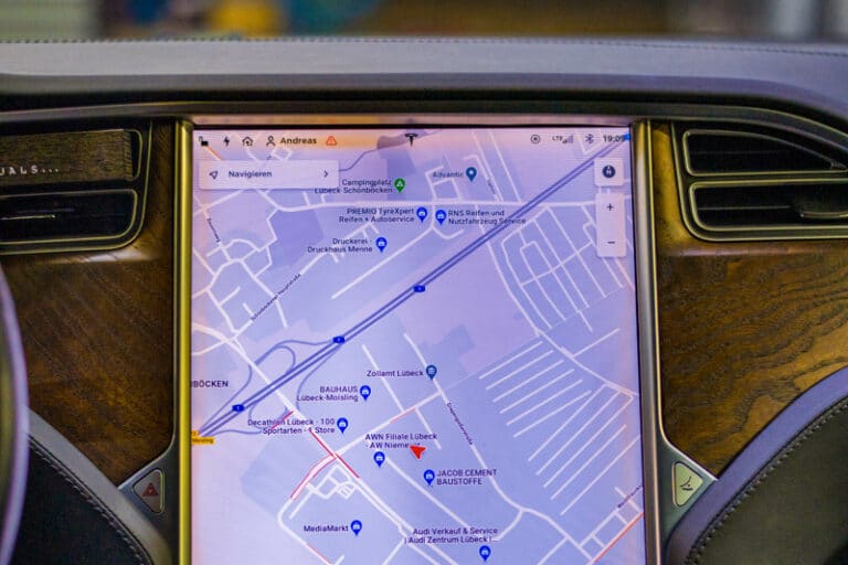 Gelber Rand am Tesla-Display